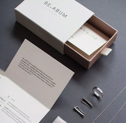 De Vernisdocument van Pantonering jewelry packaging box kraft Giftvakje