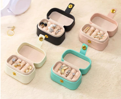 ODM Mini Travel Jewelry Box Organizer maakt Pu-Leer Draagbare SGS in reliëf